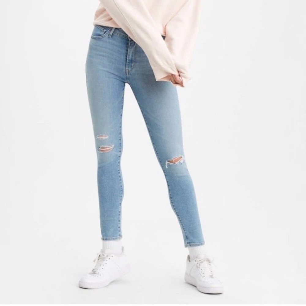 Levi’s Light Wash Distressed 721 High Rise Skinny Jeans 27